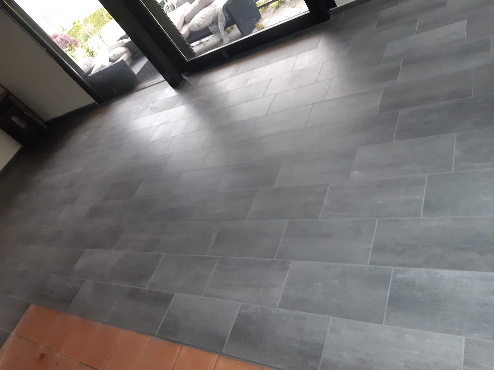 Grossformatige graue Keramikplatten als Bodenbelag