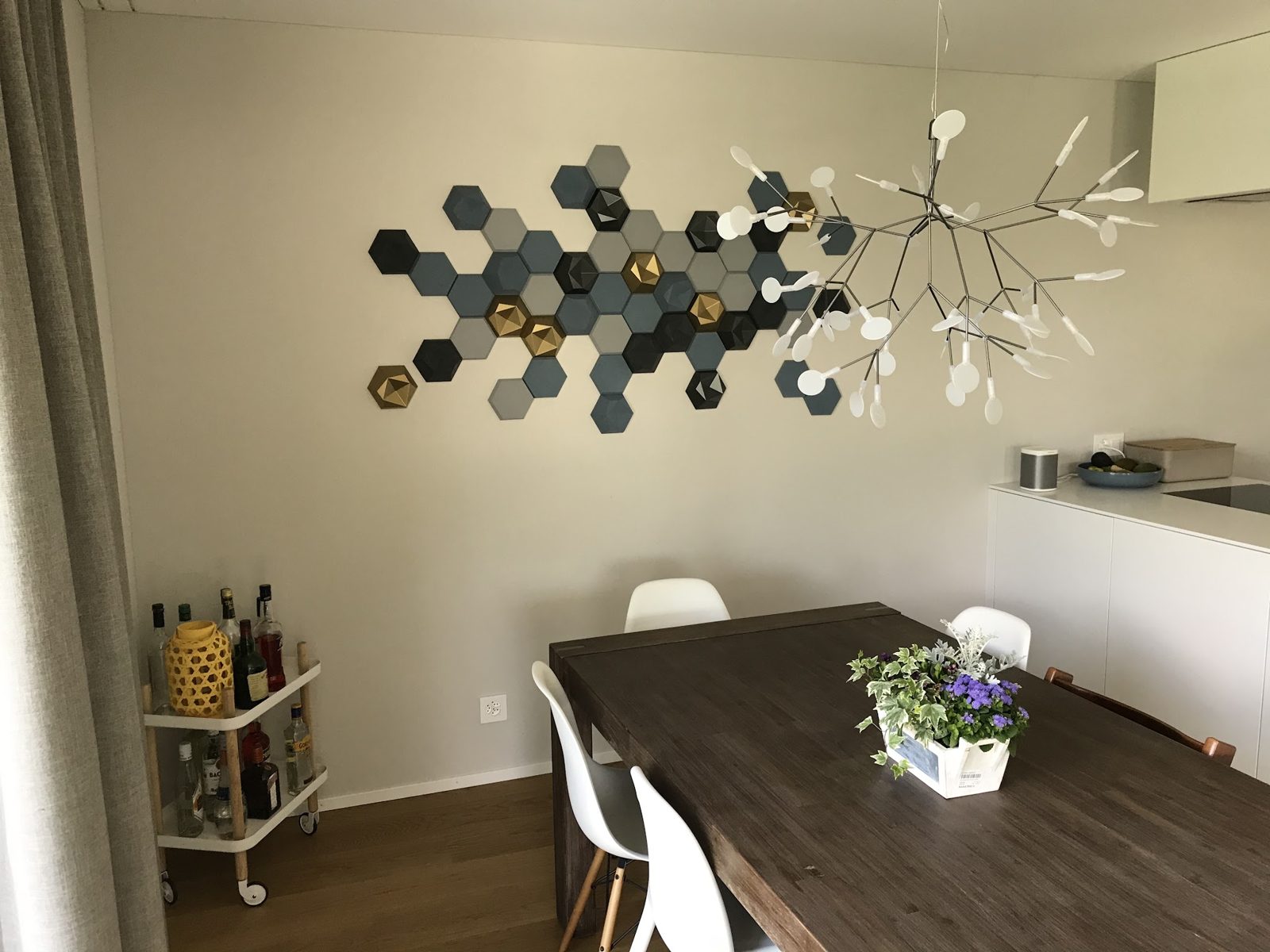 Essbereich mit Sechseck-Wandmosaik in Grau, Blau und Gold