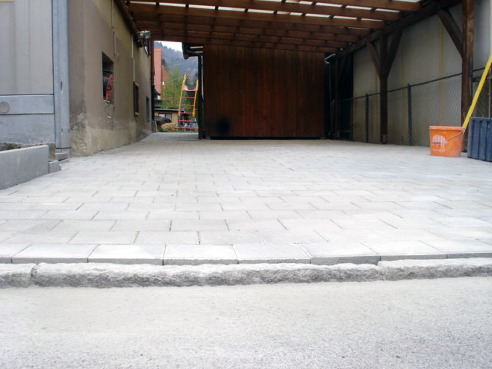 Einfahrt und Vorplatz mit neu verlegten Platten