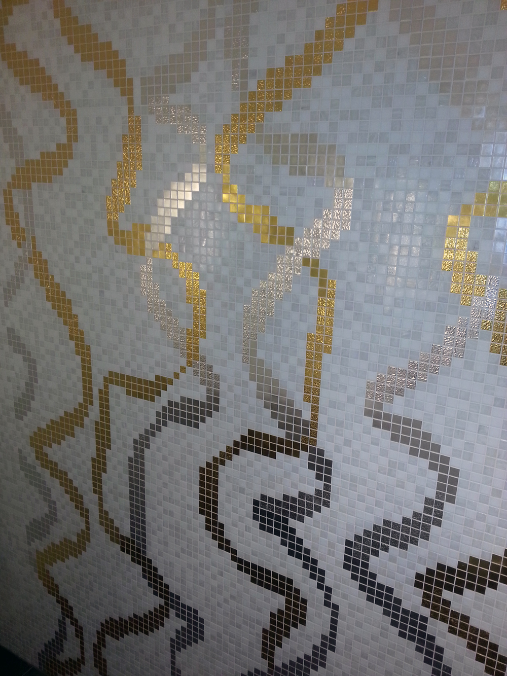 Glasmosaik in Weiss und Gold mit geschwungenem Muster